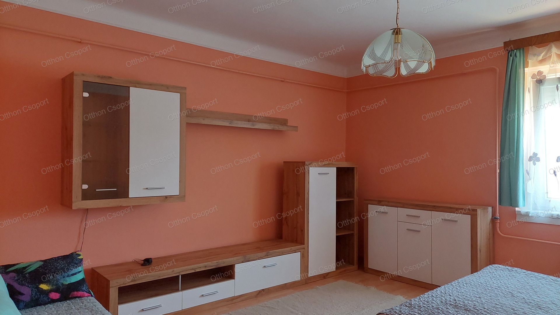 AZ ÖRS VEZÉR TERE MÖGÖTT 1 SZOBÁS, BÚTOROZOTT LAKÁS KIADÓ!