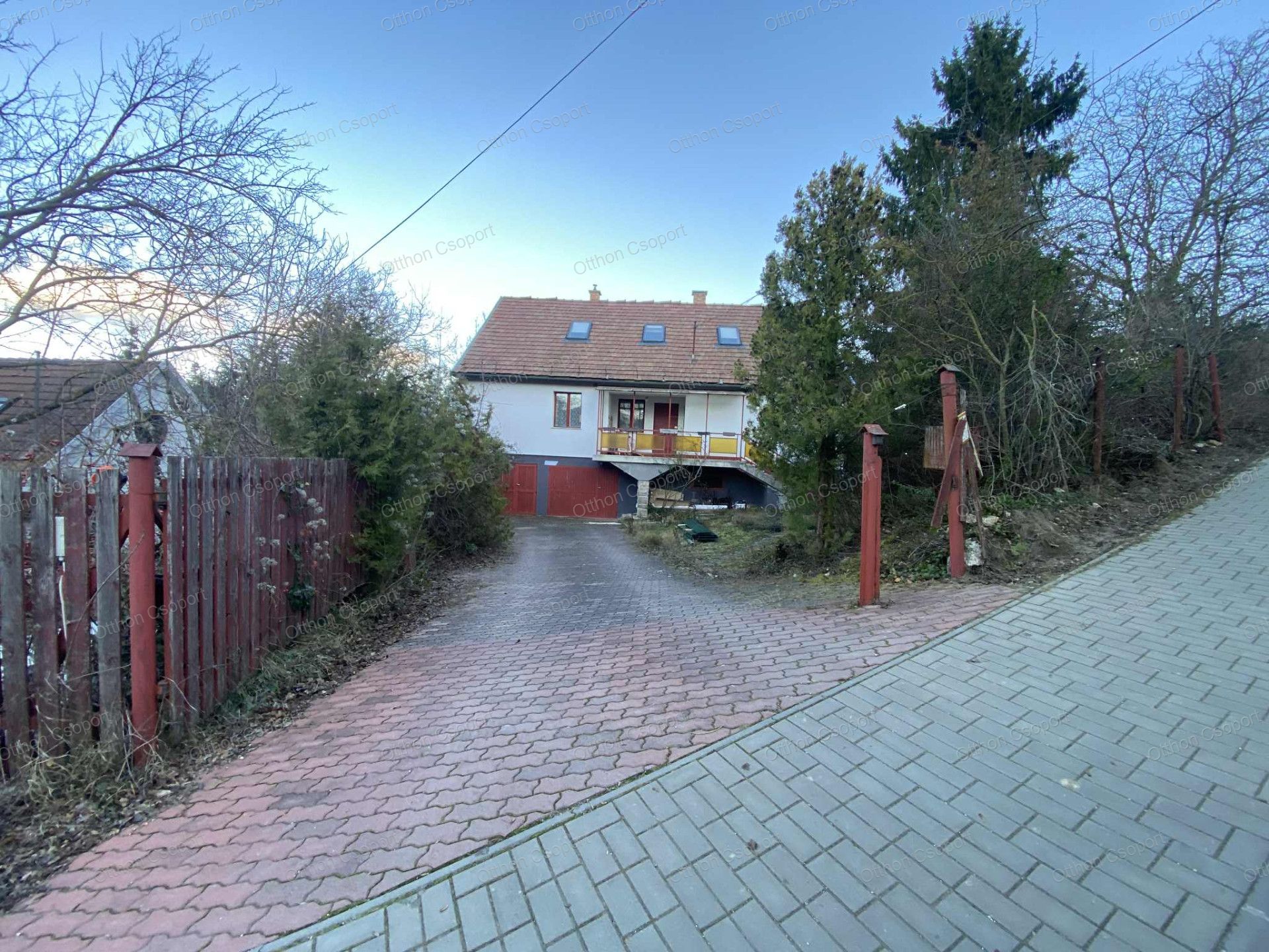 Eladó kétgenerációs családi ház Nagykovácsi központjában - 2 KÜLÖN BEJÁRATÚ LAKRÉSSZEL