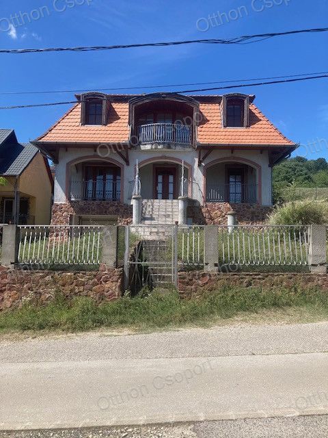 FONYÓDON 3 SZINTES, 3 NAPPALIT ÉS 8 HÁLÓSZOBÁT TARTALMAZÓ CSALÁDI HÁZ ELADÓ!