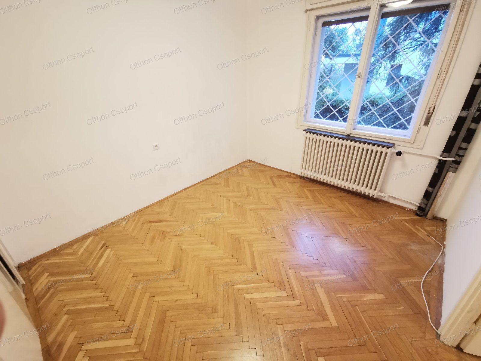 BUDÁN, AZ 1.KERÜLETBEN 2 ÉS FÉL SZOBÁS, BÚTOROZATLAN LAKÁS KIADÓ!