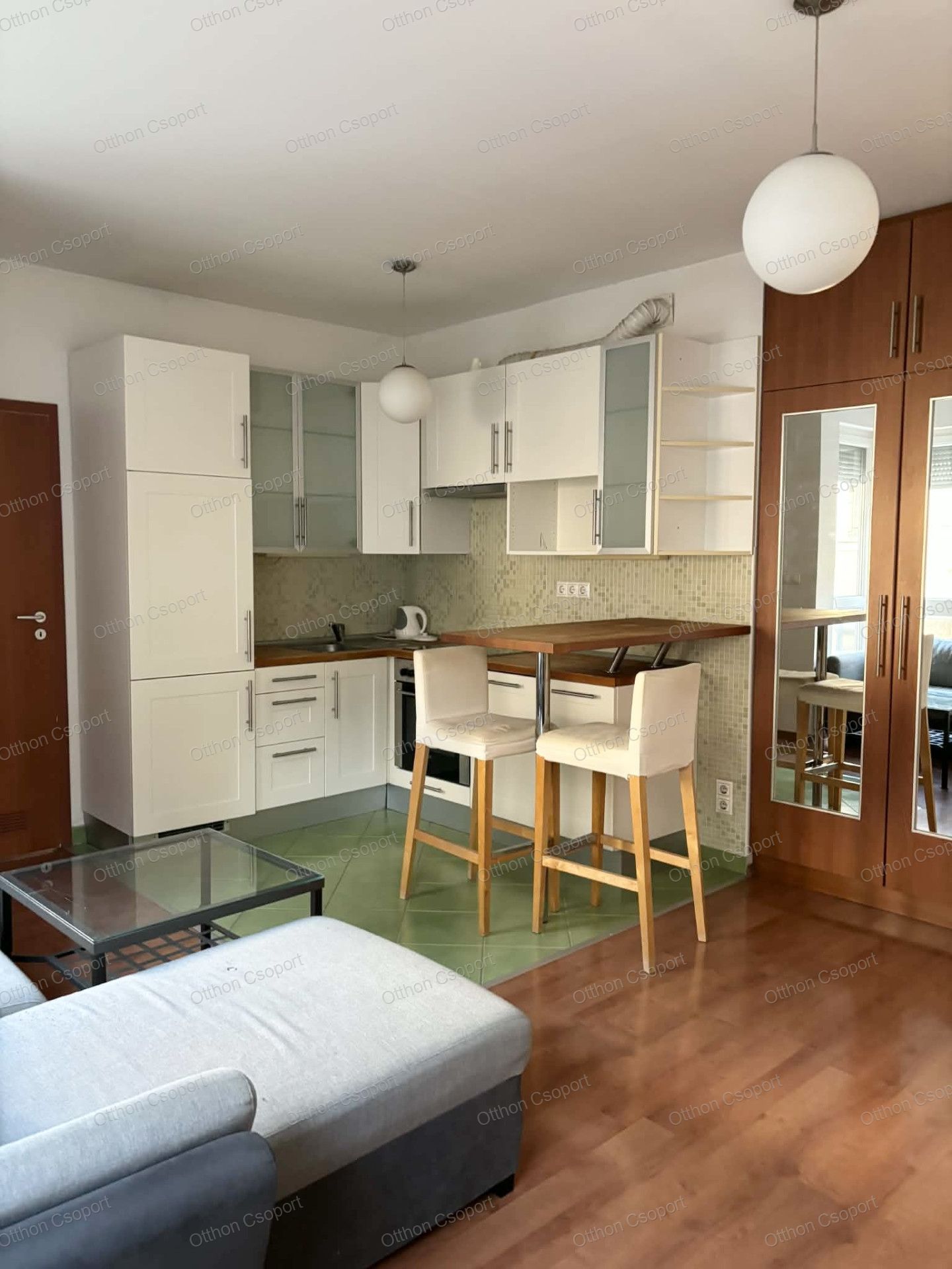 BUDAPEST III. KERÜLET SELMECI UTCA EGYEDÜLÁLLÓKNAK-PÁROKNAK KIADÓ