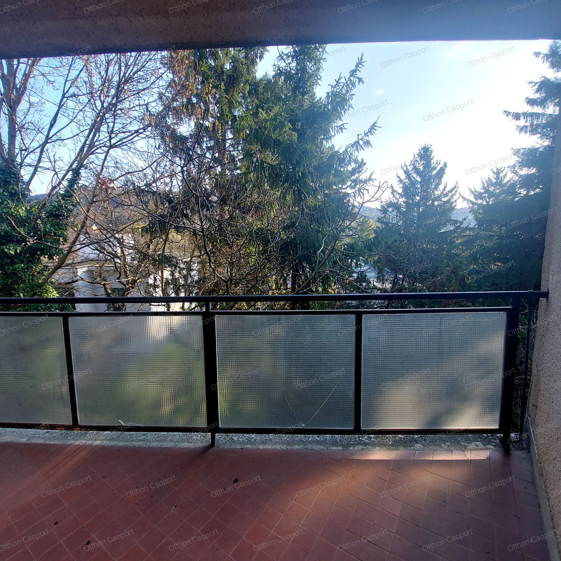 Rózsadombi panorámával, igény szerint átalakítható lakás,  – 3 szobás, 3 teraszos, körbenapozott +teremgarázs + tároló