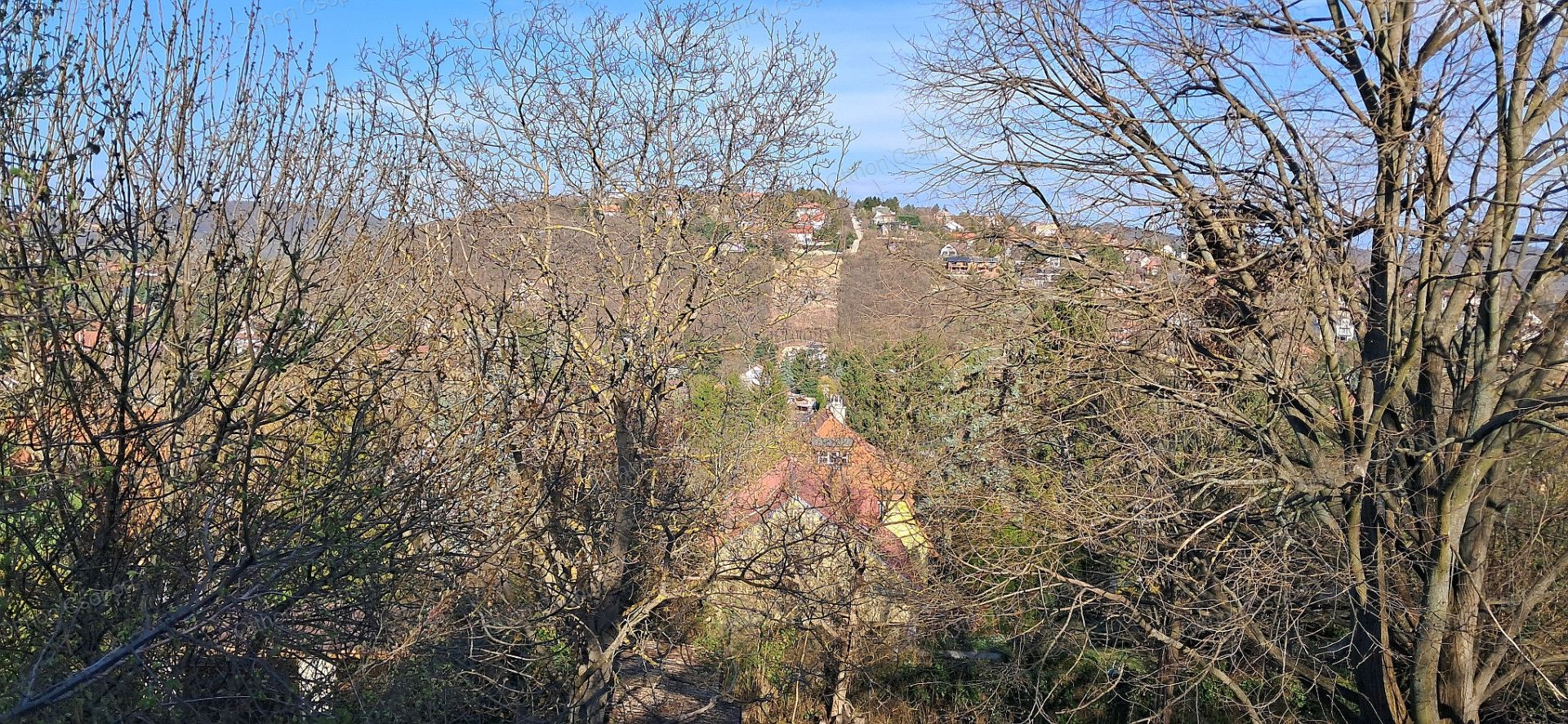 Bp. II. kerületben panorámás, 1368 m²-es építési telek közművekkel és bontandó épülettel eladó