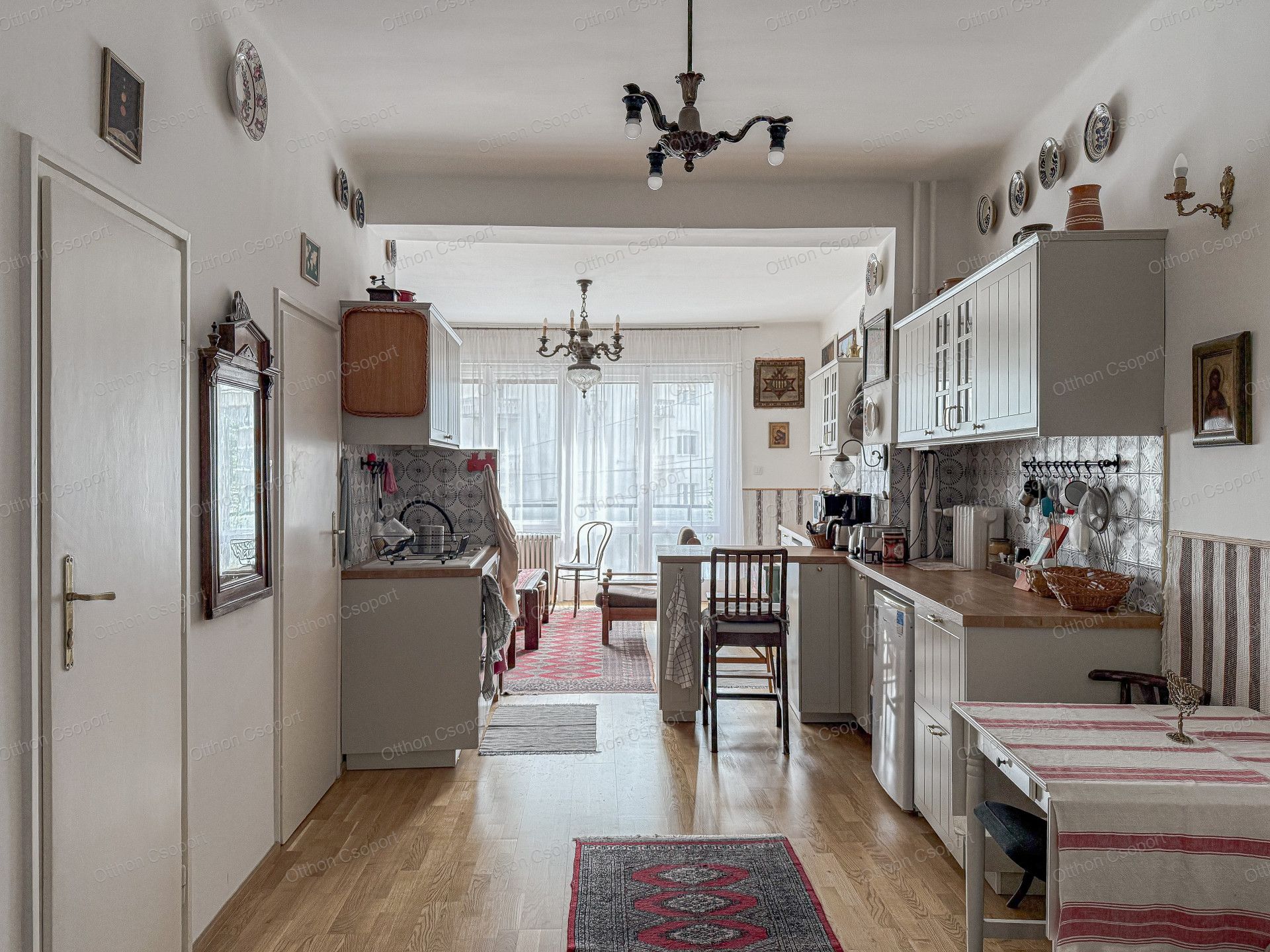 II. kerületben, a Margit körúton egy 70 m²-es, 2+fél szobás, 1. emeleti, felújított lakás eladó