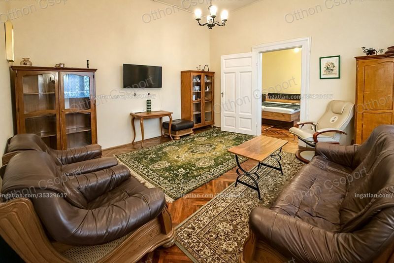 Budapest belvárosának szívében, az 5. kerület egyik sétáló utcájában eladó egy 80 m2-es, 3 szobás, udvari lakás a 2. emeleten