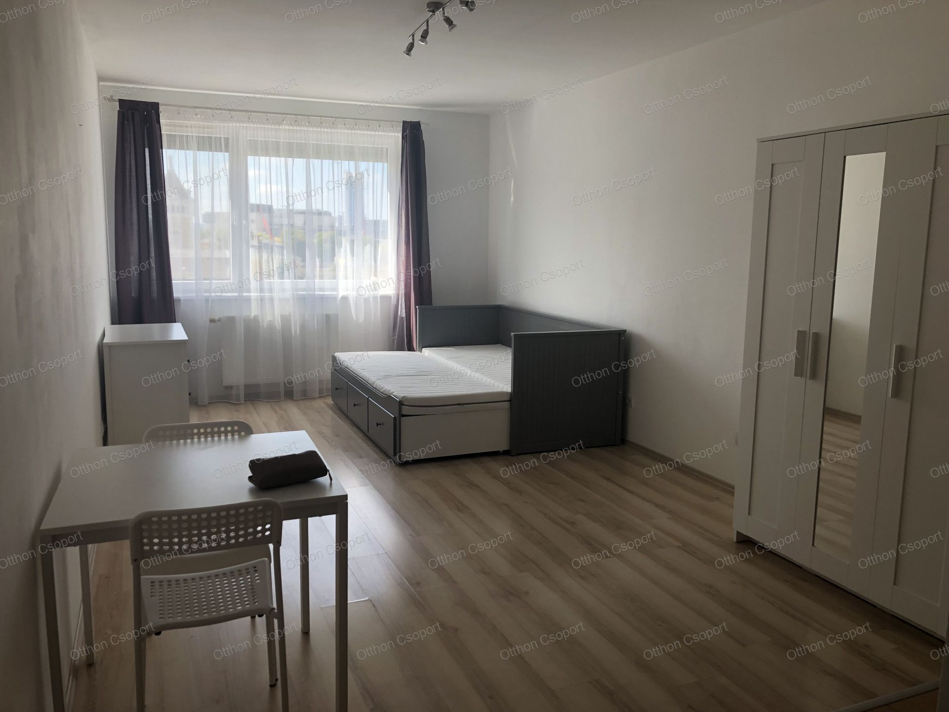 A LURDY-HÁZ KÖZELÉBEN EGY SZOBÁS, ÚJ ÉPÍTÉSŰ LAKÁS KIADÓ!