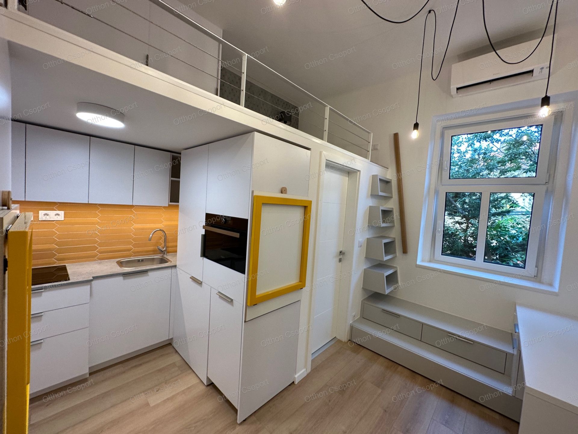 RÓZSADOMB LÁBÁNÁL EGY SZOBÁS, MODERN KIS LAKÁS KIADÓ EGY FŐ SZÁMÁRA!