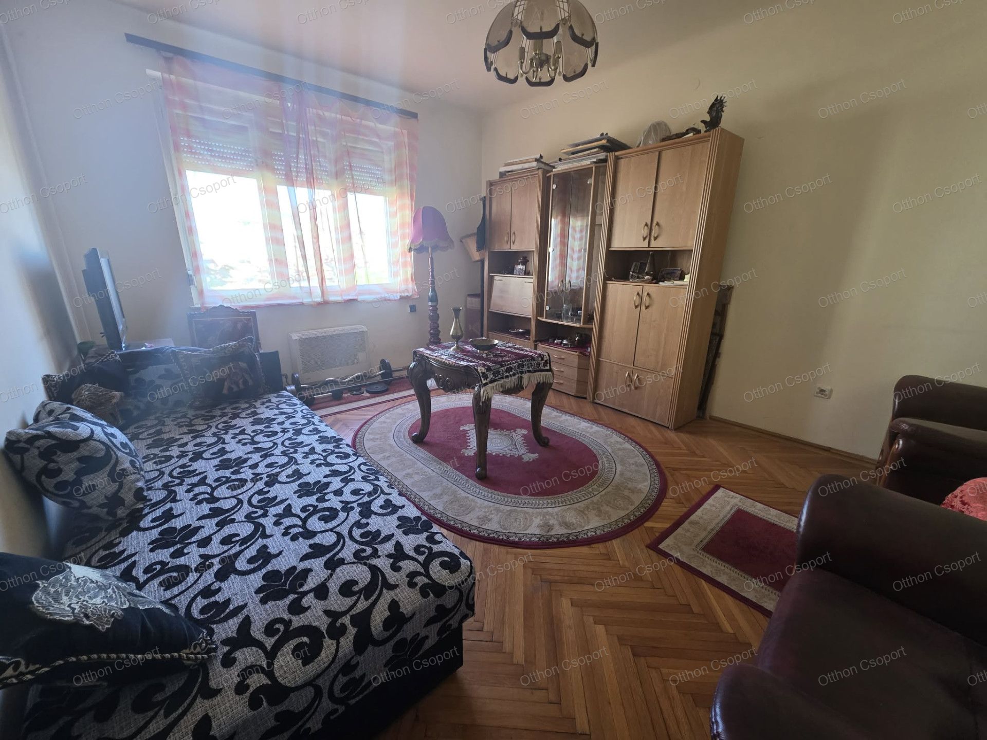 ZUGLÓBAN EGY SZOBÁS, BÚTOROZOTT, KISÁLLATTAL IS KÖLTÖZHETŐ LAKÁS KIADÓ!