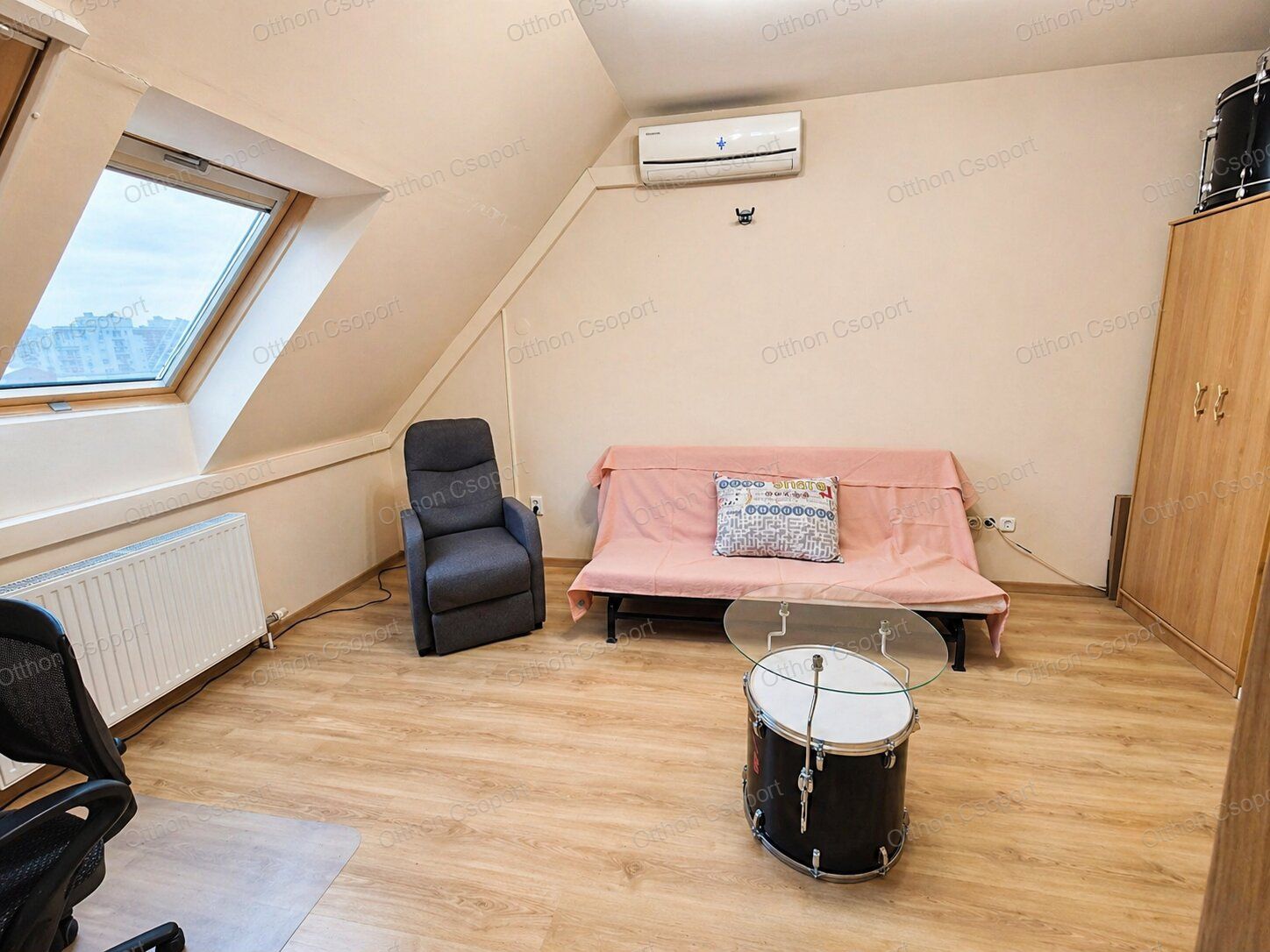  VILÁGOS, PANORÁMÁS TETŐTÉRI LAKÁS KIADÓ A XIII. KERÜLETBEN – AZONNAL KÖLTÖZHETŐ!  Felszerelt, bútorozott, klímás otthon liftes házban!  KIADÓ | Budapest XIII. kerület – Jász utca