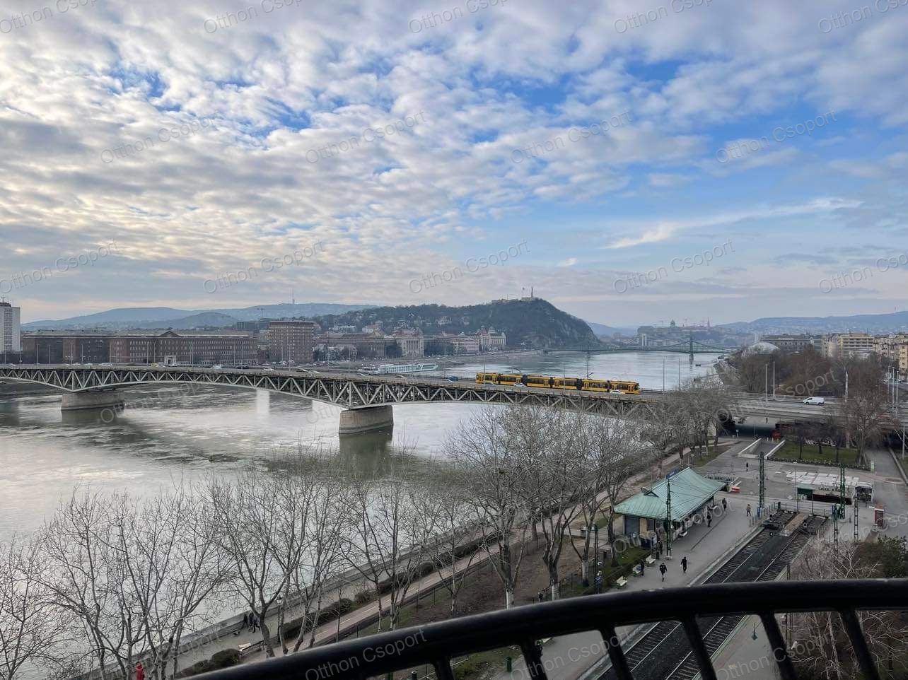 DUNAI PANORÁMÁS, KÉTSZINTES, NAPPALI PLUSZ 3 HÁLÓSZOBÁS LAKÁS ELADÓ A BORÁROS TÉREN!