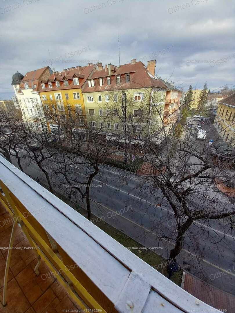 Nagykanizsán 57 nm-es, 2+1 szobás, 3. emeleti felújított lakás eladó