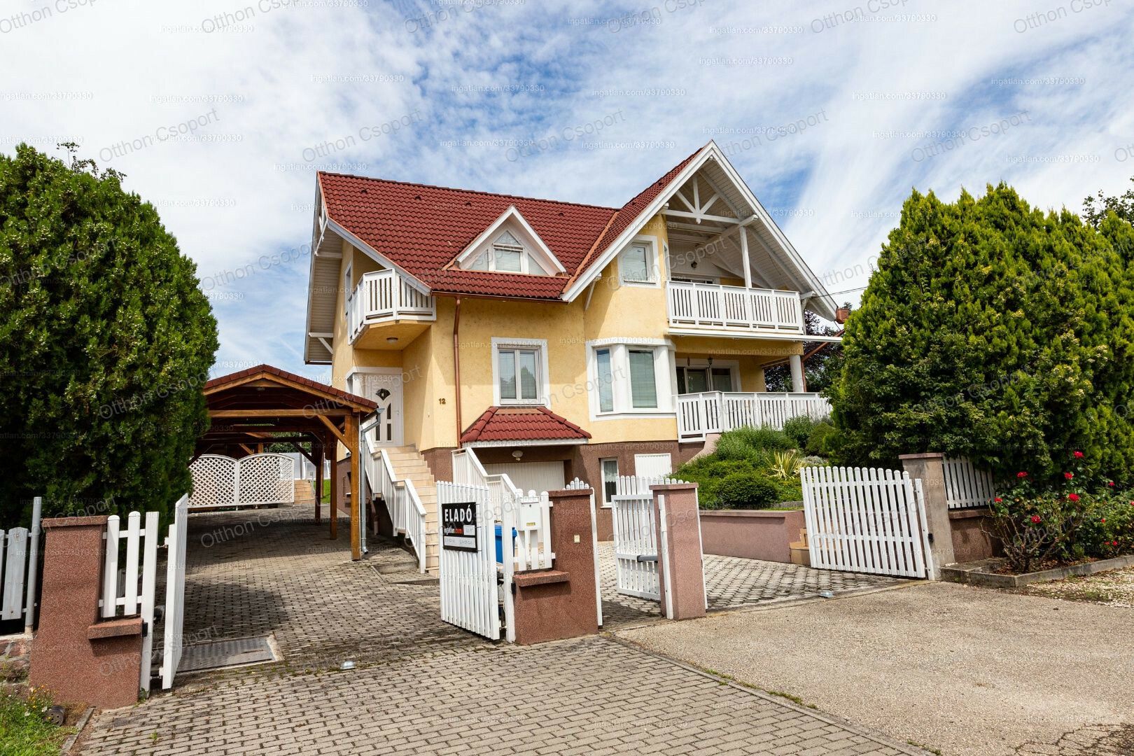 Alsóörs központjában, Balatonhoz közel, lakhatásra és nyaralónak egyaránt alkalmas családi ház eladó