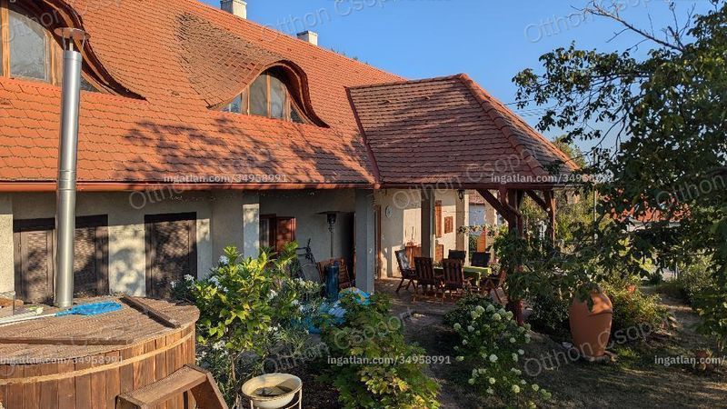 Sukorón eladó két önálló lakásból és két apartmanból álló hangulatos, felújított családi ház.