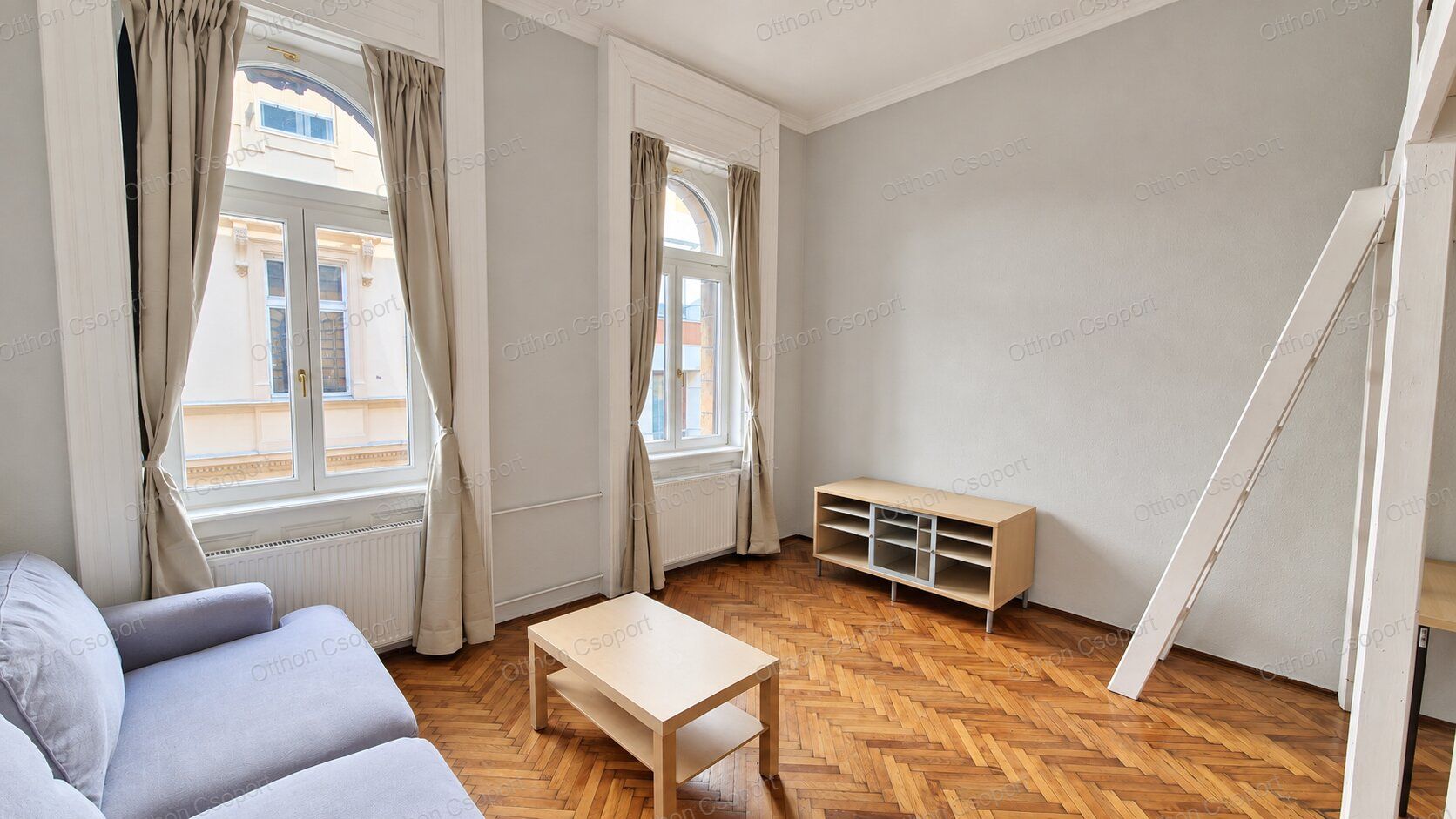 GALÉRIÁS LAKÁS A BELVÁROSBAN – GYERMEKKEL ÉS KISÁLLATTAL IS KÖLTÖZHETŐ!   Budapest VII. kerület, Kazinczy utca 42 m² | 1 szoba + galéria | 1. emelet, lift nincs  Azonnal költözhető!