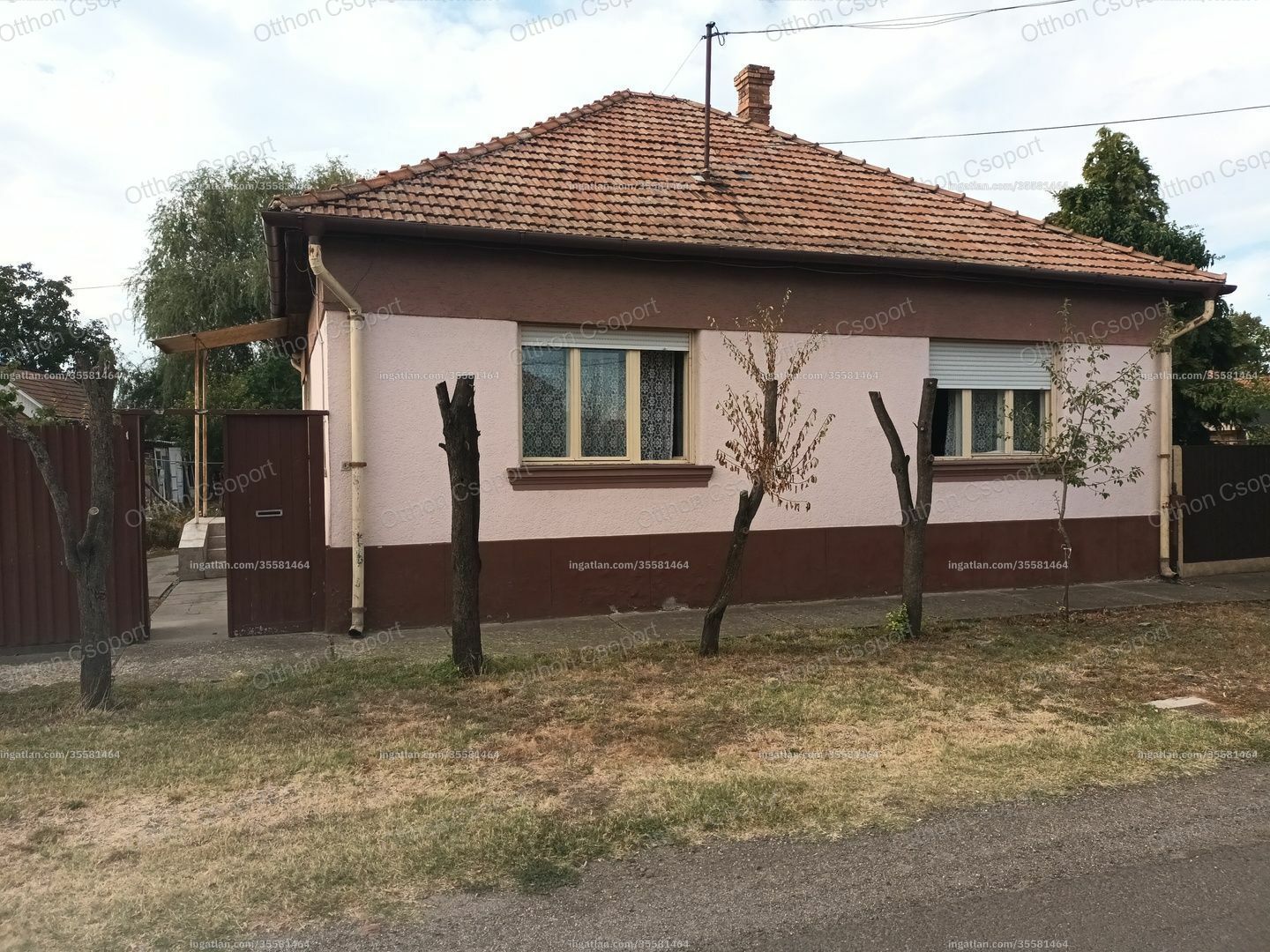 Jászberényben a városközponthoz közel, 3 szobás, összközműves családi ház eladó
